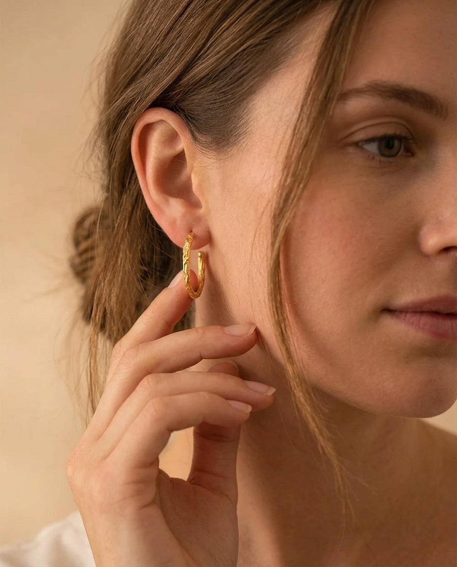 Boucles d'oreilles créoles fines dorées — Moyennes, en argent sterling plaqué or 14 carats