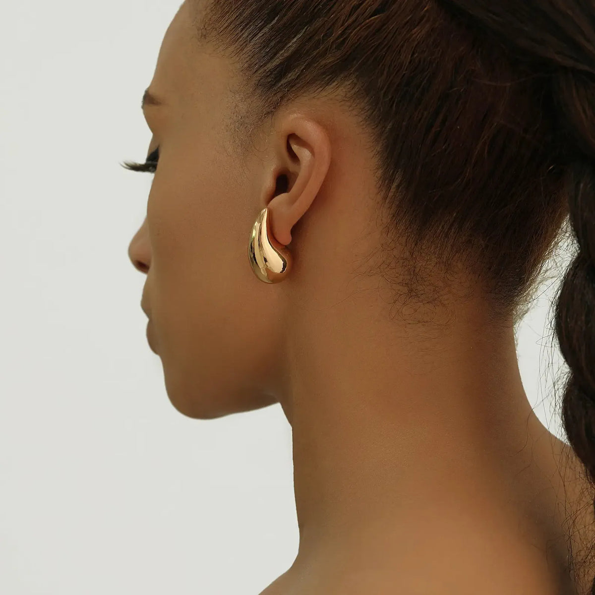 Elegant crystal teardrop earrings – close-up detail