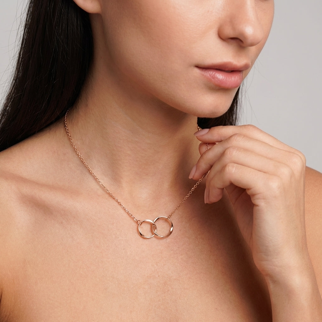 Gold interlocking circles pendant detail shot