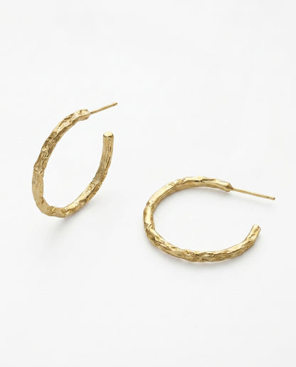 Boucles d'oreilles créoles fines dorées — Moyennes, en argent sterling plaqué or 14 carats