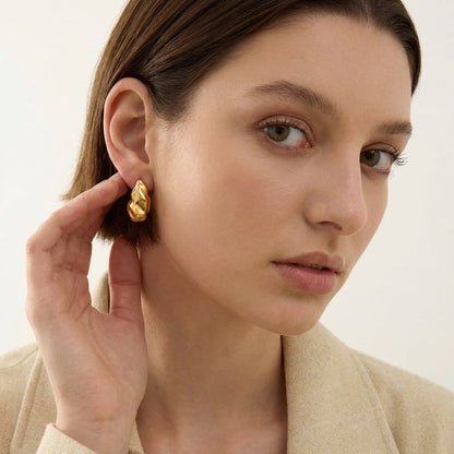 Sculptural gold drop earrings – close-up detail