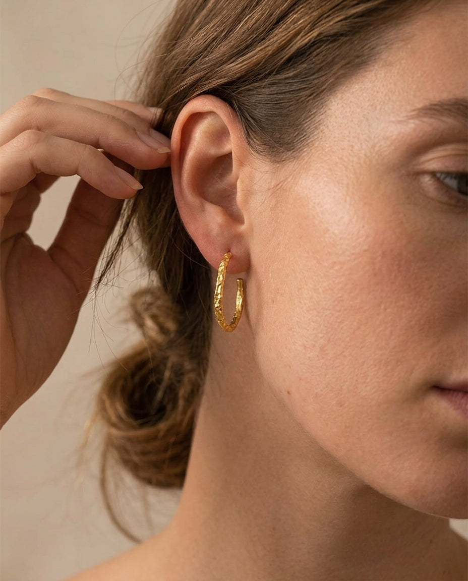 Boucles d'oreilles créoles fines dorées — Moyennes, en argent sterling plaqué or 14 carats