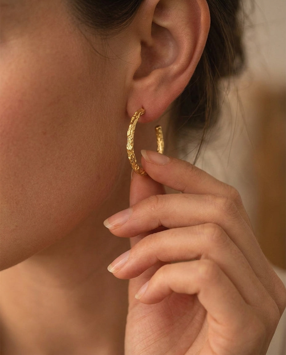 Boucles d'oreilles créoles fines dorées — Moyennes, en argent sterling plaqué or 14 carats
