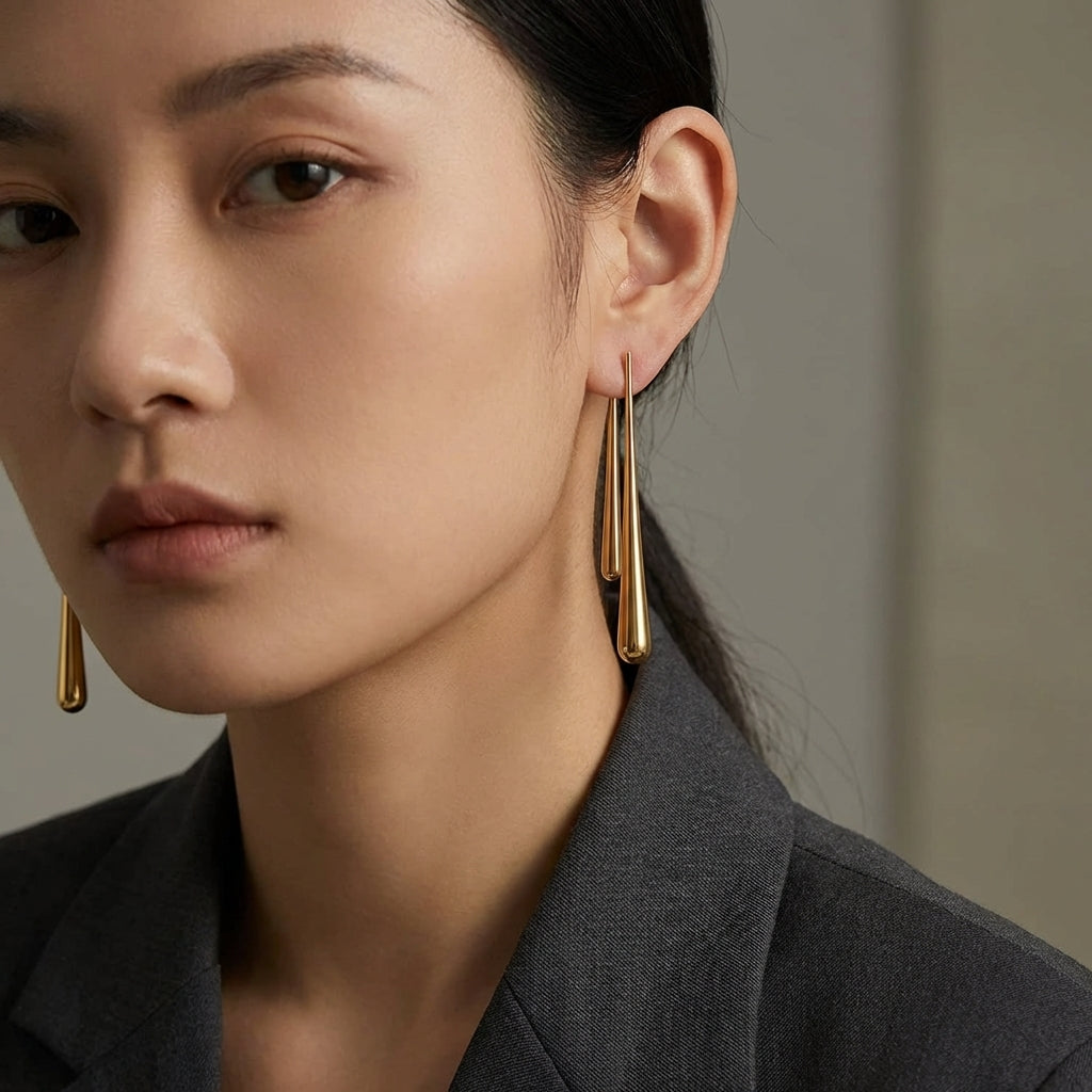 Ravyena mismatched gold drop earrings – texture detail