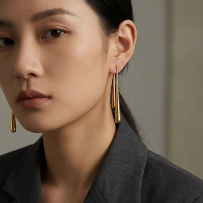 Ravyena mismatched gold drop earrings – texture detail