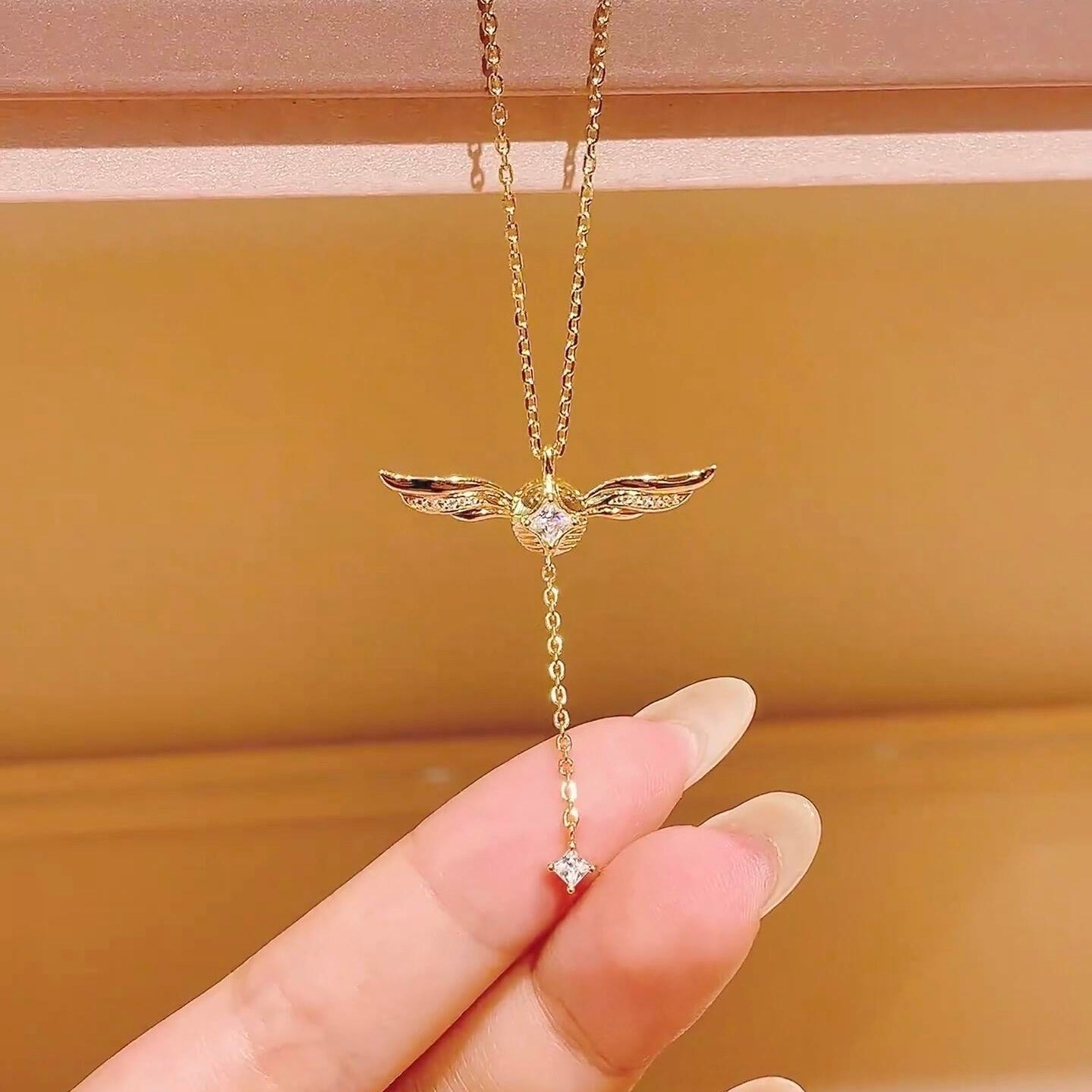 Gold lariat necklace, statement jewellery for evening wear