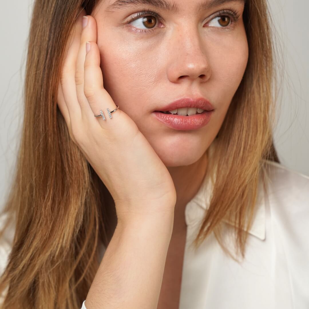 Gold Mira ring, refined minimalist design