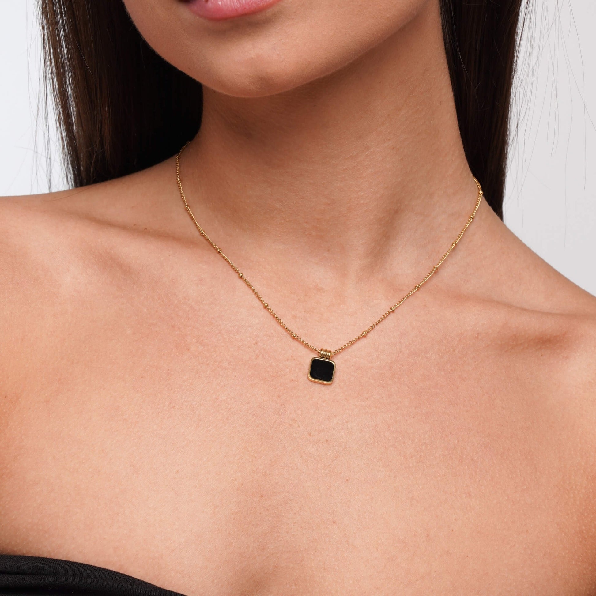 Refined pearl pendant necklace, romantic feminine design