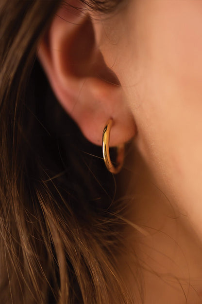 Dainty 14K Gold Hoop Earrings 18mm close-up butterfly closure detail – Ravyena