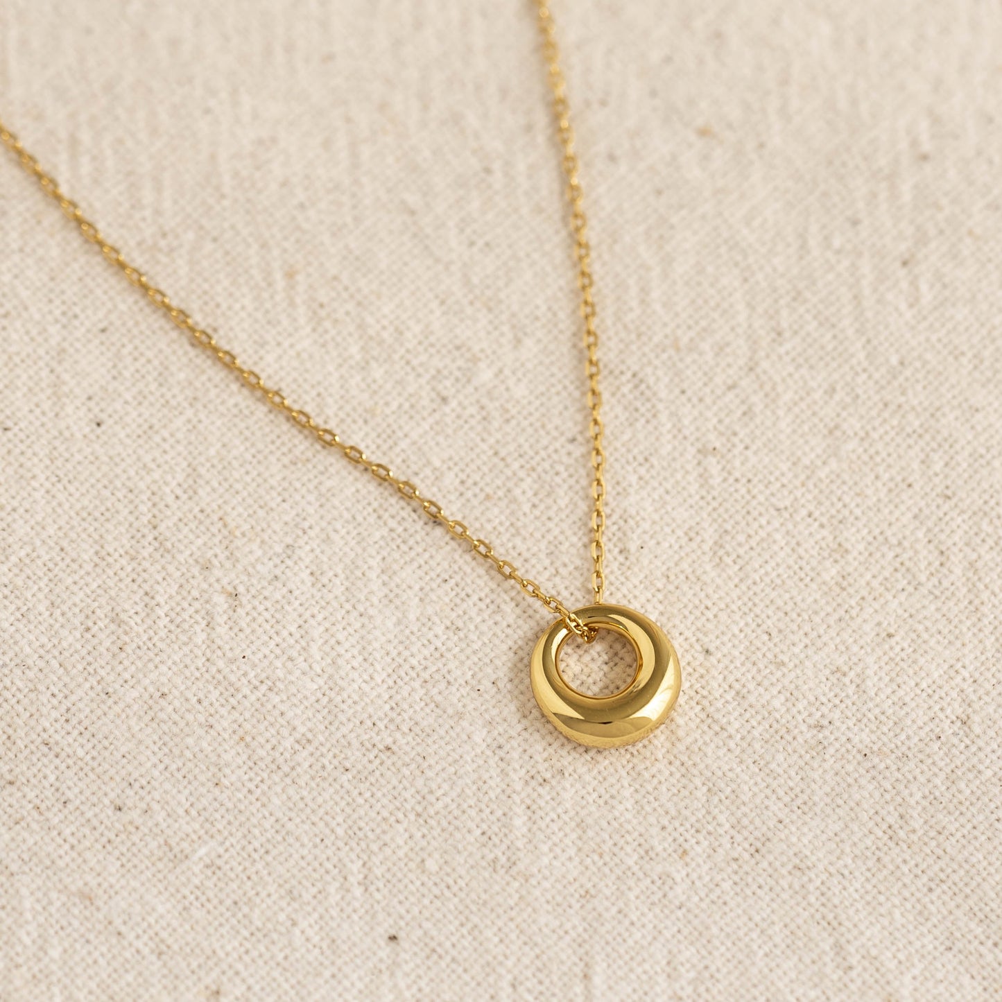 Minimal 11mm circle pendant in 18K gold vermeil on fine cable chain