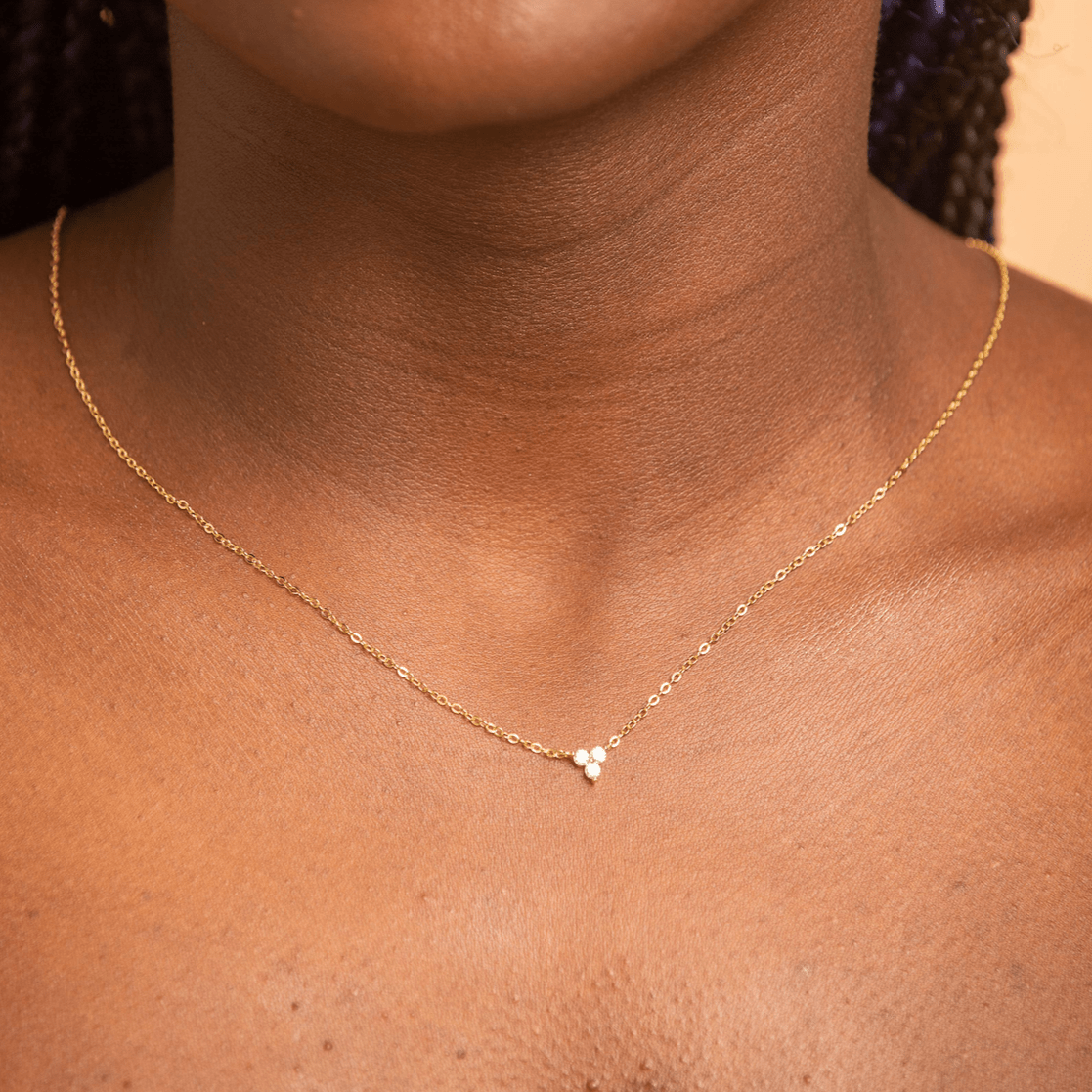 Lotus Sapphire Chain Necklace gold pendant close-up – Ravyena